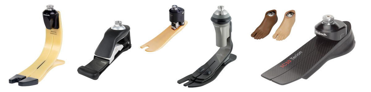 Zestawienie różnych rodzajów stóp protetycznych o odmiennej konstrukcji i dynamice, w tym modele z włókna węglowego.